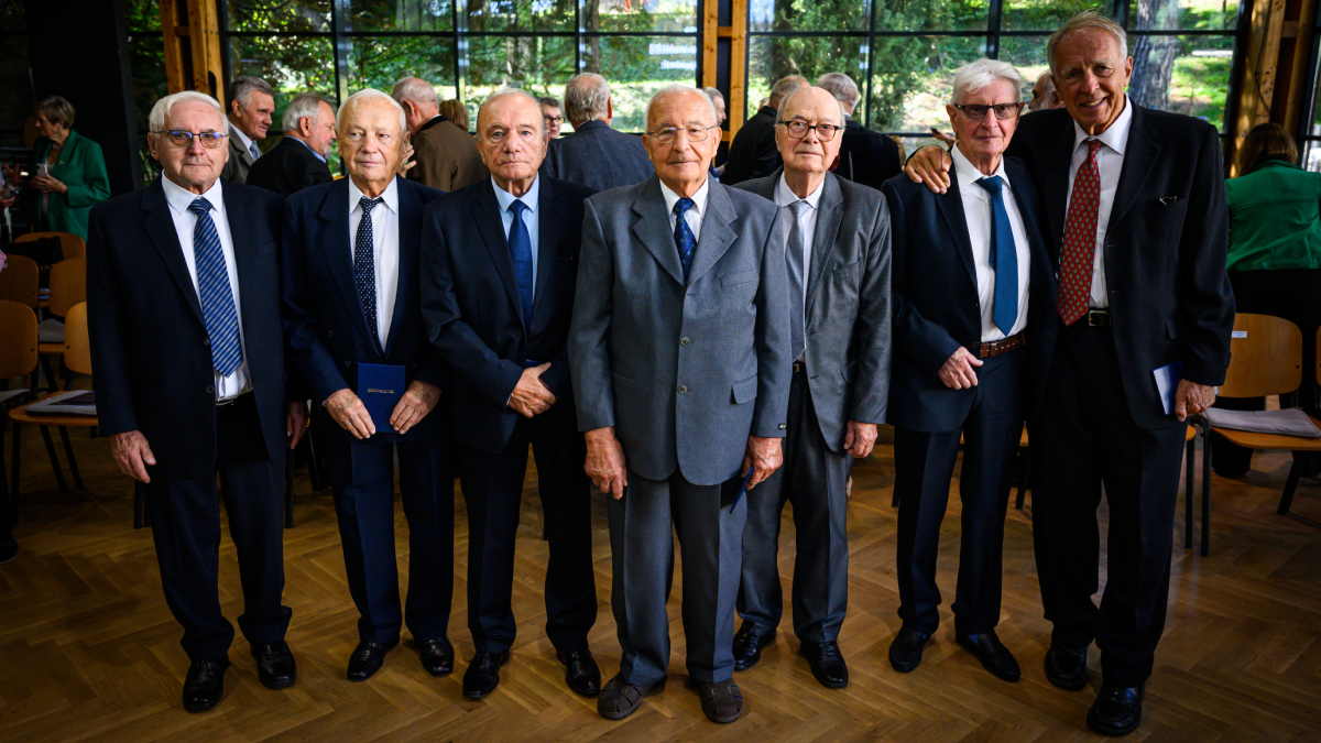 1966-ban végzett okleveles faipari mérnöki évfolyam